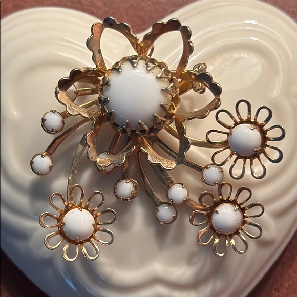 Vintage Milk Glass Floral Burst Brooch - Picture 1 of 3